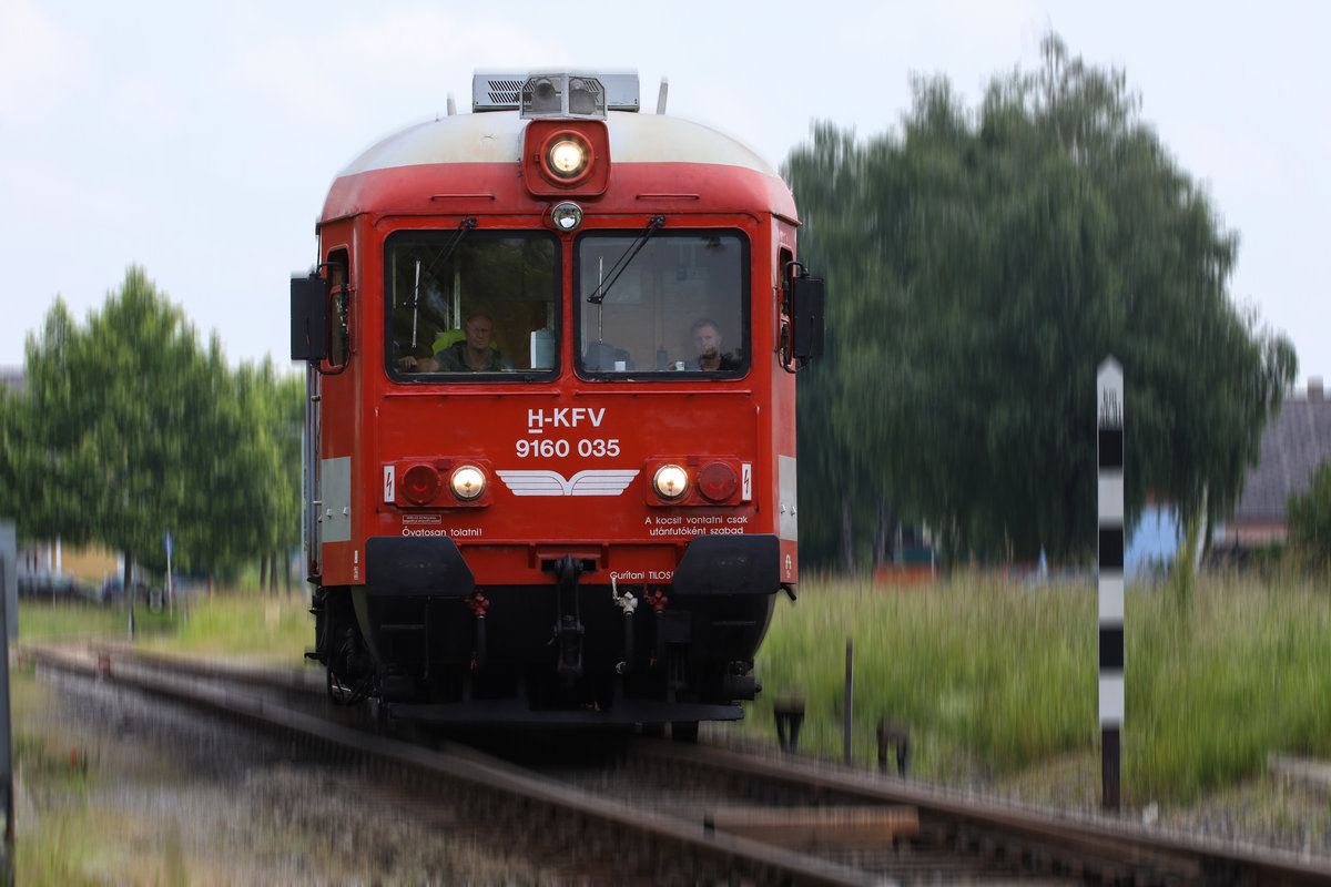 Mit geschätzt 4o km/h flitz er daher und prüft die Schienen auf Risse.
MAV Ultraschallmesszug bei Pölfing Brunn. 
30.05.2018