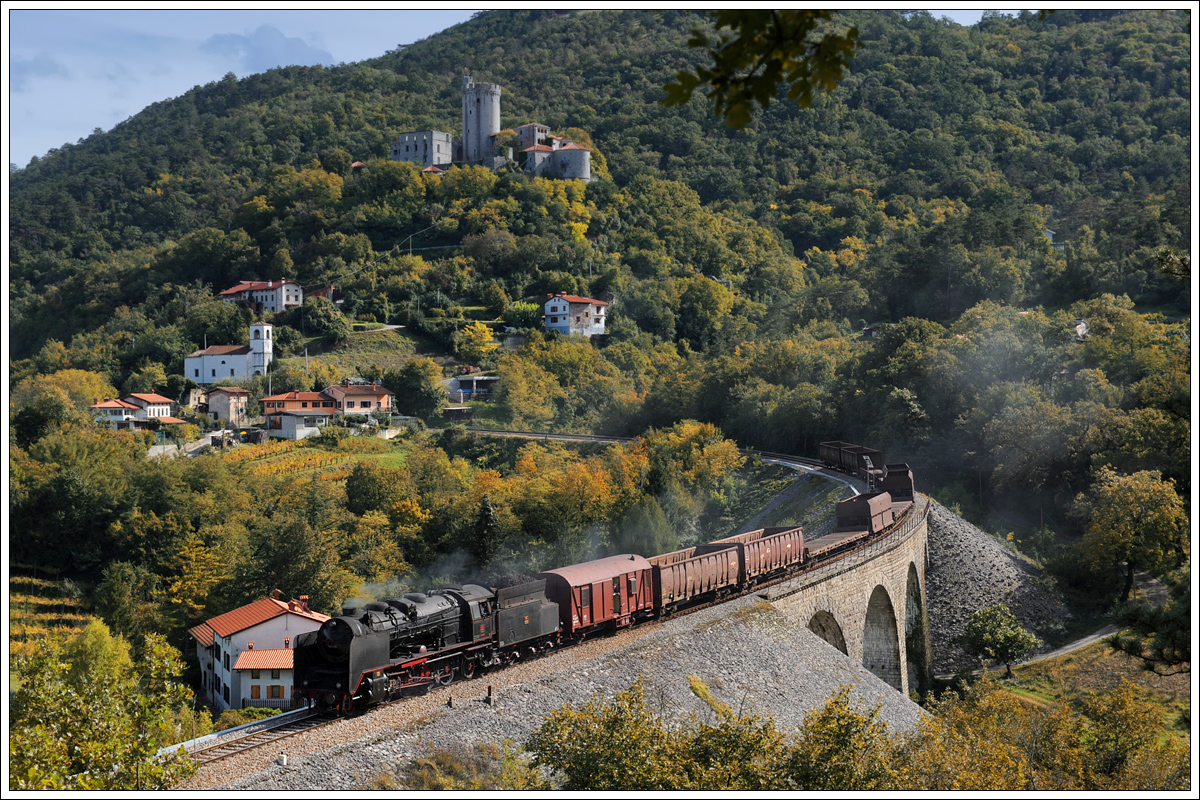 Mit geschlossenem Regler rollt 06-018 mit ihrem 17042 von Sežana nach Nova Gorica am 9.10.2015 in den Bahnhof Branik.