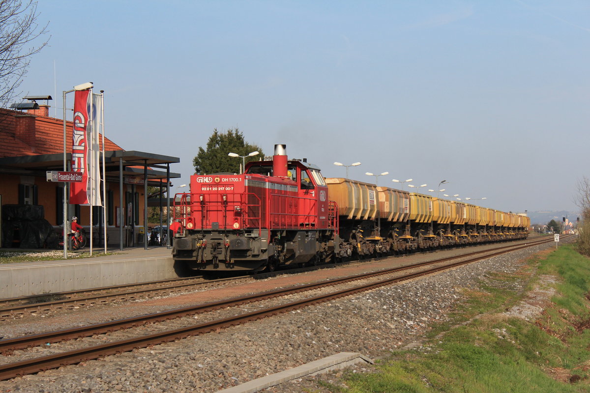 Mit der GKB 1700.1 an der Spitze durchfährt am 10.4.2015 der leere Abraumzug 71325 von Kalsdorf nach Deutschlandsberg den Bahnhof Frauental-Bad Gams.
