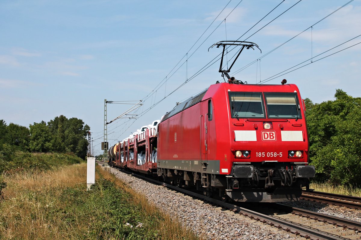 Mit Grenzlast (5 Waggons!) fuhr am 21.07.2017 die 185 058-5 mit ihrem gemischten Güterzug (Mannheim Rbf - Basel Bad Rbf) bei Buggingen durchs Markgräflerland und hatte nur noch wenige kilometer bis zum Ziel vor sich.