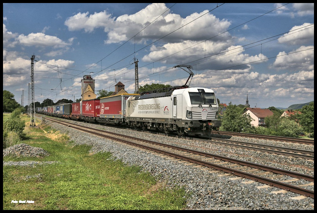 Mit großer Aufschrift FRIEDENSBEWEGUNG ist hier am 1.6.2022 um 15.41 Uhr die TX Logistik Lok 193617 mit einem Güterzug bei Herrenberchtheim in Richtung Ansbach unterwegs.
