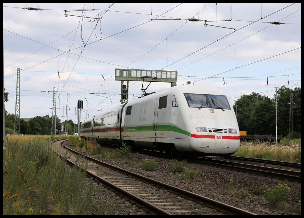 Mit grünem Streifen an den Motorwagen fährt hier der ICE 1021 nach Nürnberg am 20.7.2021 um 17.47 Uhr durch den Bahnhof Hasbergen.