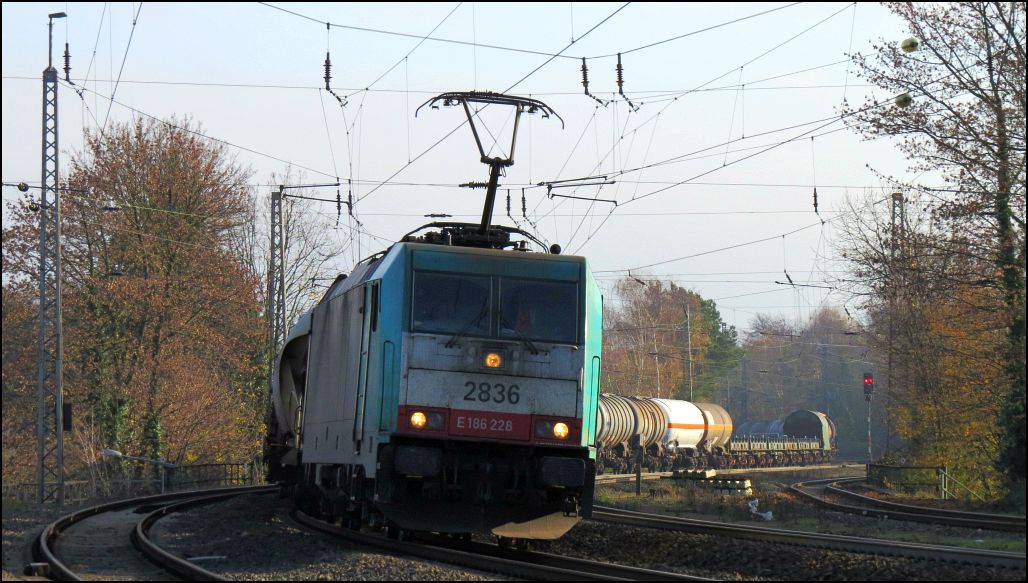 Mit Güterfracht von Köln Gremberg kommend legt sich die belgische 2836 (E-186) in den Gleisbogen bei Eschweiler auf der Kbs 480. Szenario bildlich festgehalten am 29.Nov.2014 vom P&R Platz aus.