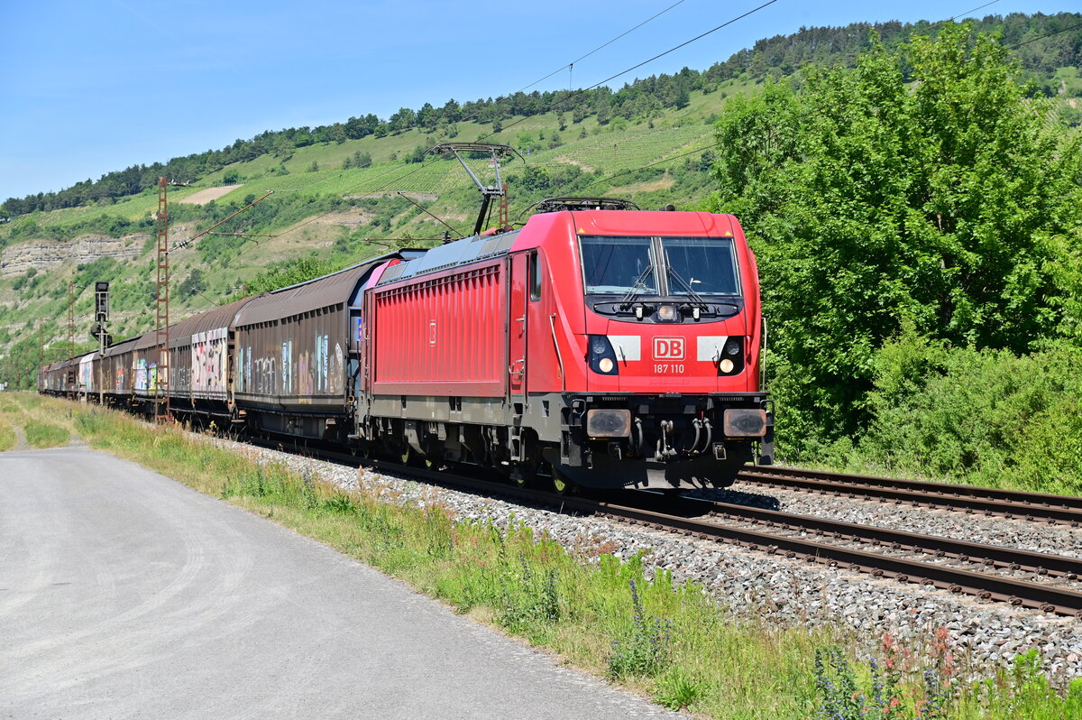 Mit H-Wagen am Haken ist die 187.110 im Maintal in Thüngersheim gen Würzburg unterwegs am 14.6.2022