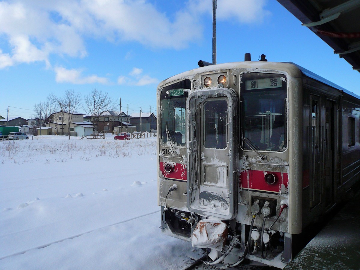 Mit der Hanasaki-Linie, der östlichsten Bahnlinie Asiens, ans Meer: Triebwagen KIHA 54 519 am eisigen 19.Februar 2009 bereit zur Rückfahrt von Nemuro nach Westen. 