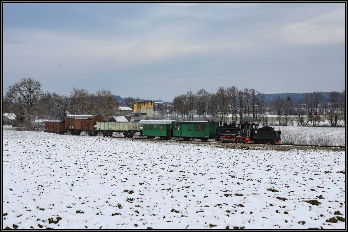 MIt der Hanns-Gogg Mühle im Hintergrund dampft Draculinchen dahin. 
16.12.2018