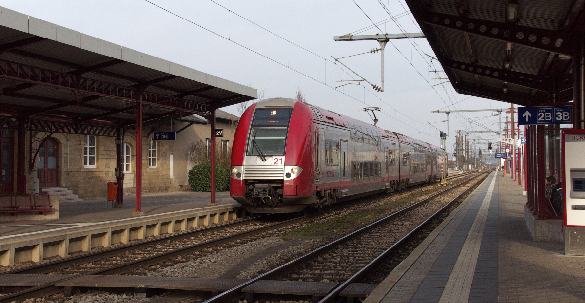 Mit Hans und Jeanny in Luxemburg - Am 07.03.2014 machten wir gemeinsam eine kleine Luxemburg Exkursion. Im Bahnhof von Pétange gab es einen kurzen Aufenthalt. CFL 2221 bei der Einfahrt in Pétange.