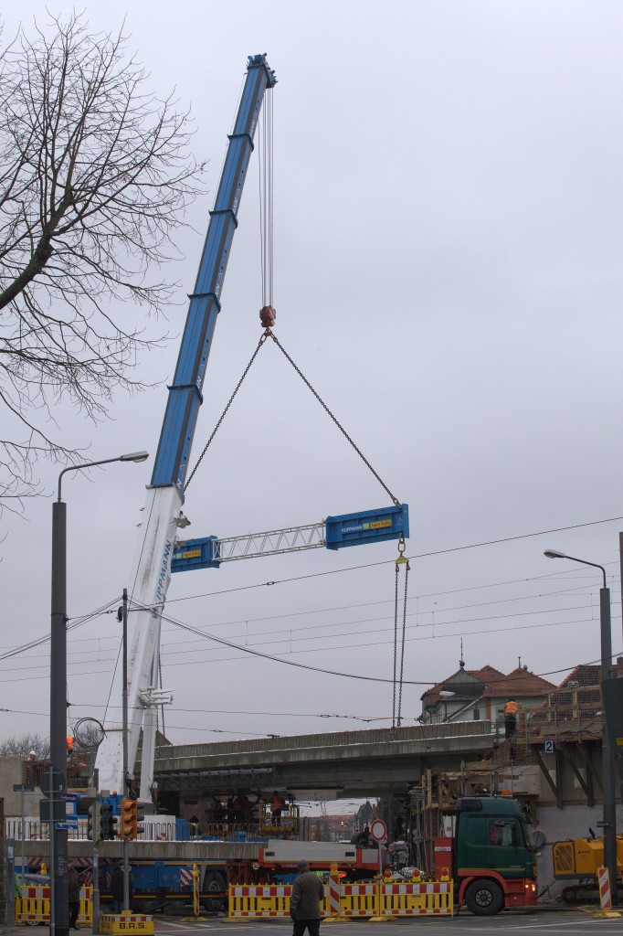 Mit Hilfe eines Mobilkranes werden die Brückenteile  montiert. Brückenbaustelle Leipziger Str. Dresden Trachau 25.01.2015   13:16 Uhr.