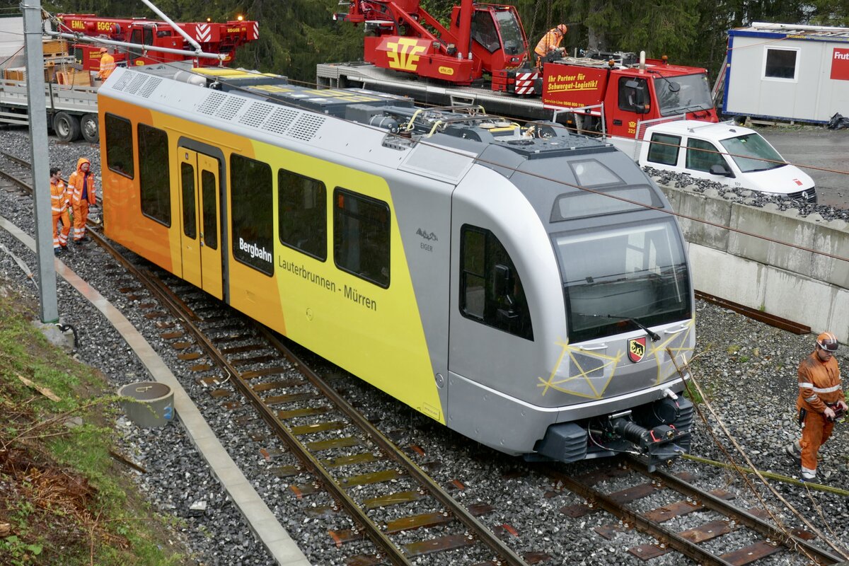 Mit Hilfe eines Zweiwege-LKWs wird am 13.5.24 der erste Zugteil Be 4/6 101  Eiger  in den Bahnhof Winteregg gezogen.