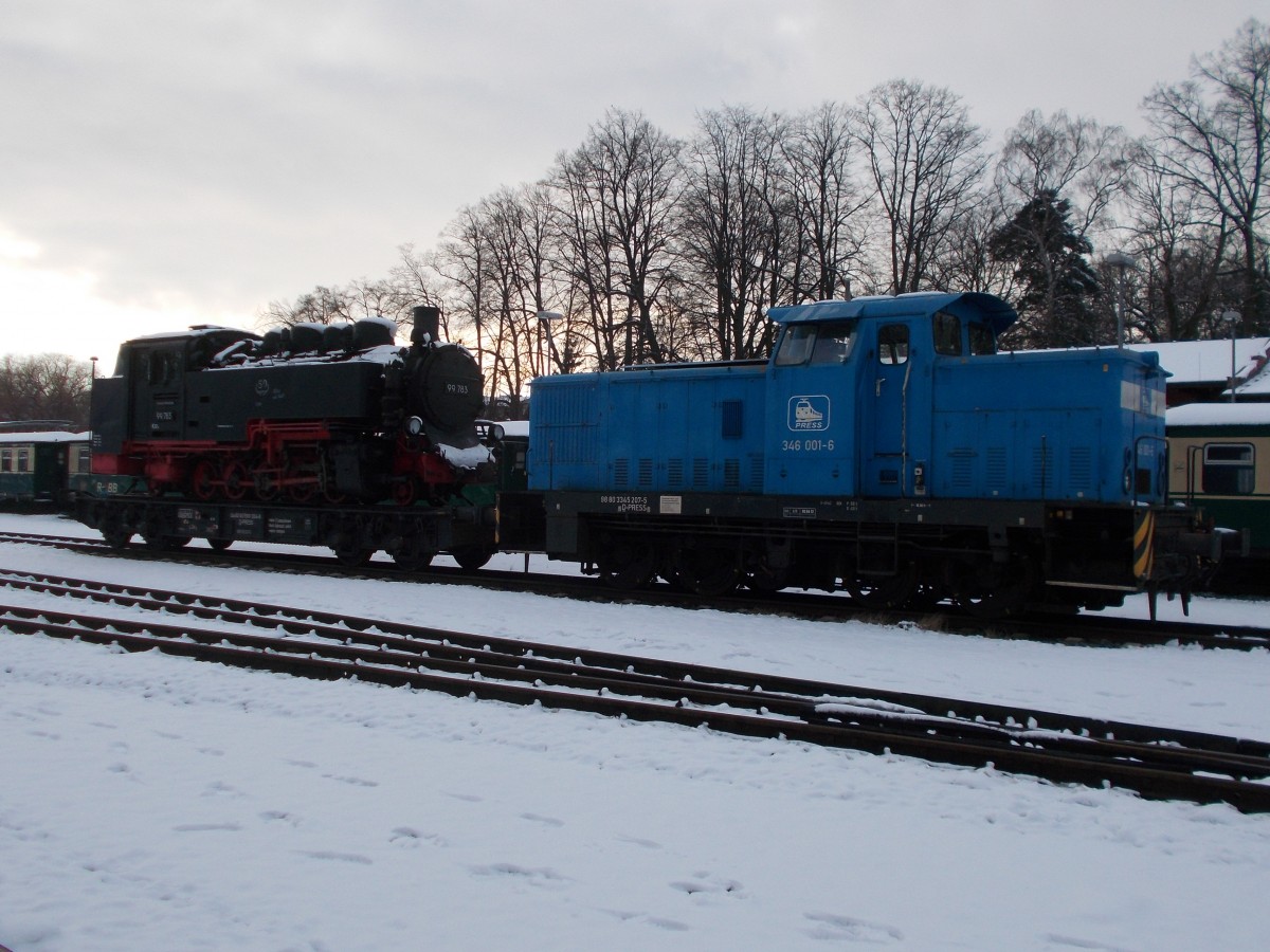 Mit Hilfe von Zoom wurde die PRESS 346 001 zusammen mit der Huckepack verladenen 99 1783,am 01.Februar 2015,in Putbus abgelichtet.