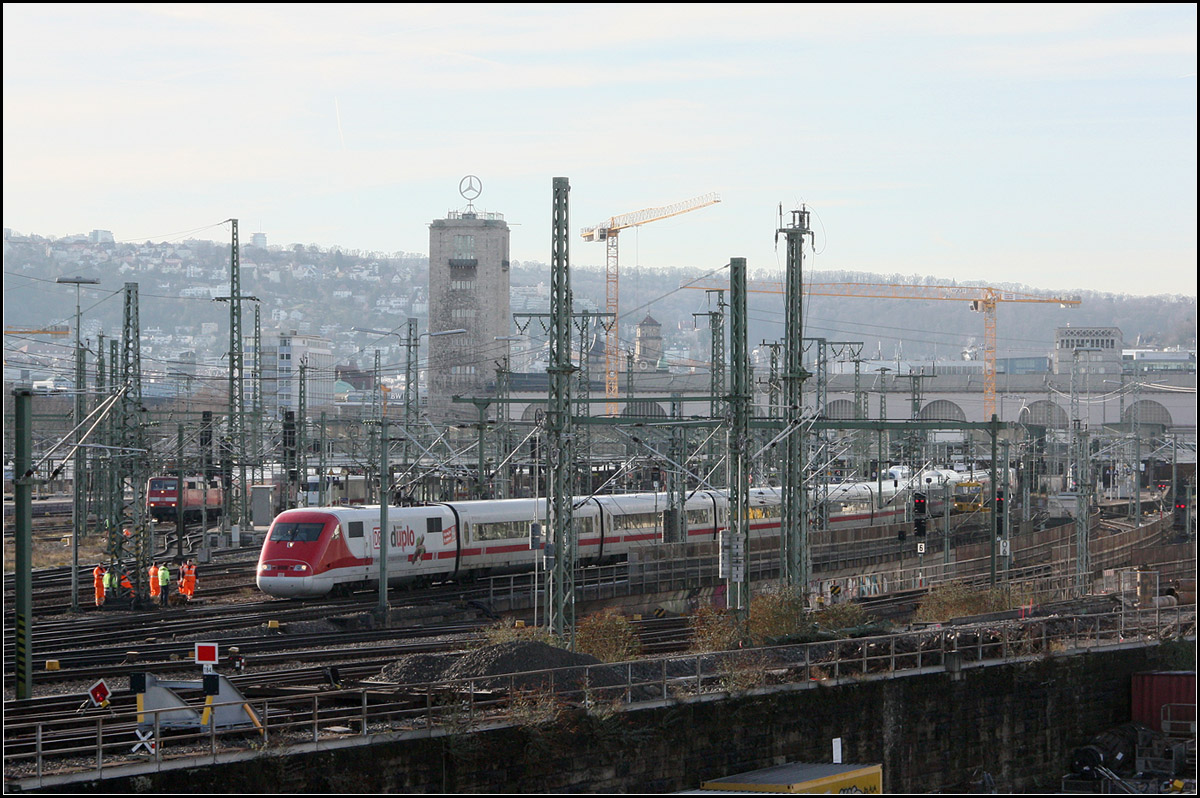 Mit hochrotem Kopf durchs scheinbare Chaos -

Vielleicht ist es die Schamröte, da der neue Stuttgarter Bahnhof nochmals teuerer wird. ICE 1 bei der Ausfahrt aus dem Stuttgarter Hauptbahnhof im Durcheinander des Gleisvorfeldes.

24.01.2018 (M)