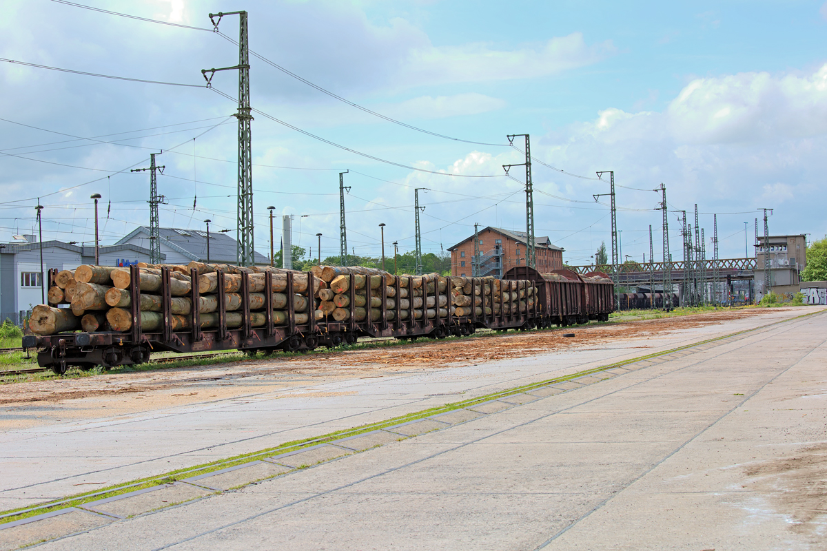 Mit Holz beladene Snps und Eas am ehemaligen Containerbahnhof in Neubrandenburg. Rechts das Befehlsstellwerk.- 07.05.2015
