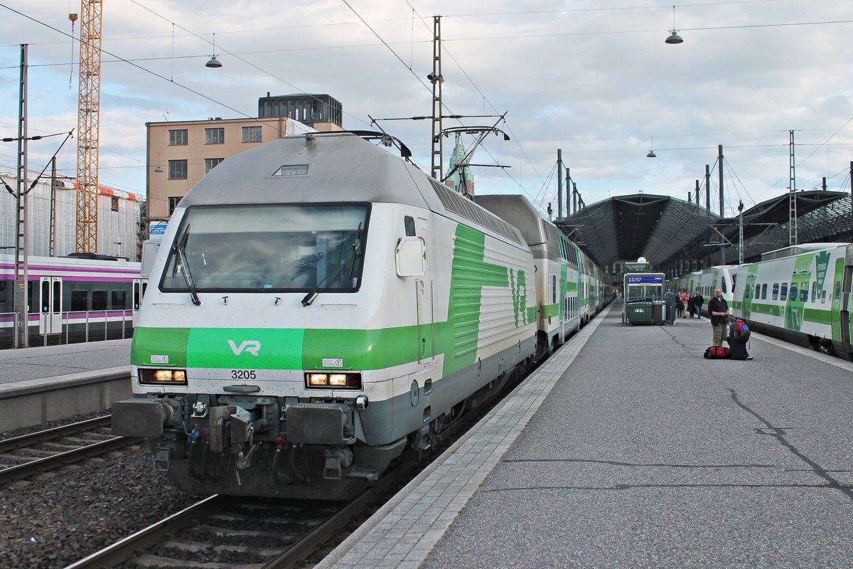 Mit IC 115 (Helsinki - Imatra) stand am Abend des 14.07.2019 die Sr2 3205 auf Gleis 7 im Startbahnhof und wartete auf ihre Ausfahrt.