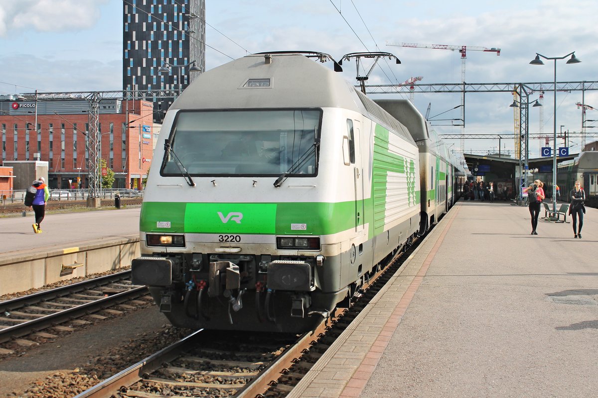 Mit IC 151 (Helsinki - Pieksämäki) stand am Nachmittag des 11.07.2019 die Sr2 3220 auf Gleis 3 im Bahnhof von Tampere und wartete auf ihre Abfahrt.