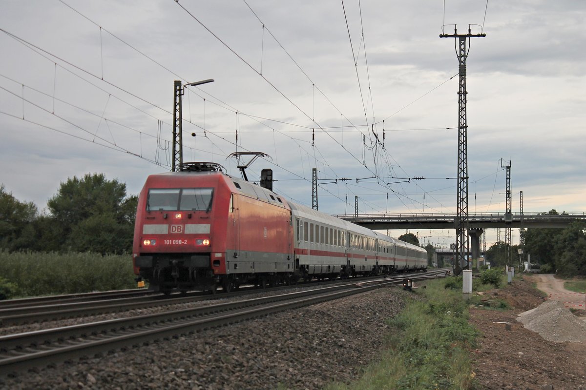 Mit IC 206 (Zürich HB - Frankfurt (Main) Hbf) war am 16.09.2016 die 101 098-2 bei Müllheim (Baden) auf der KBS 703 in Richtung Norden unterwergs.