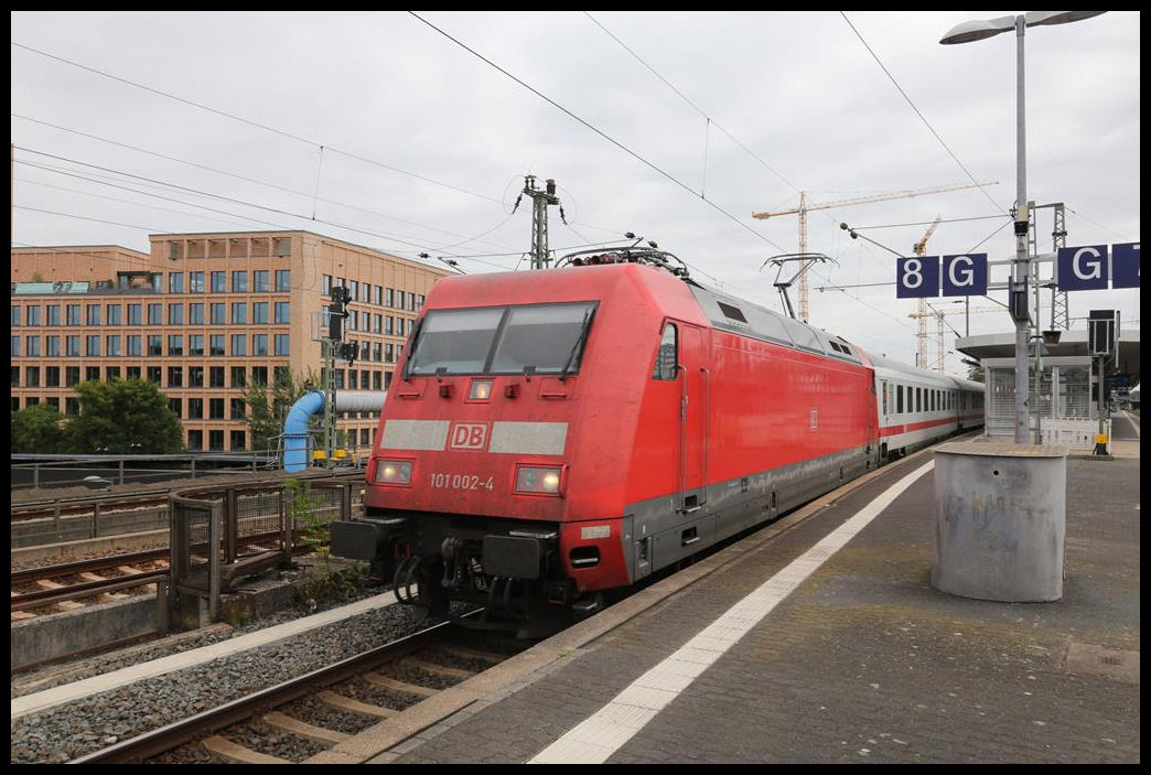 Mit einer IC Leergarnitur fährt hier die DB 101002-4 am 20.9.2021 um 12.24 Uhr durch Gleis 2 im Bahnhof Köln Deutz in Richtung Hauptbahnhof Köln!