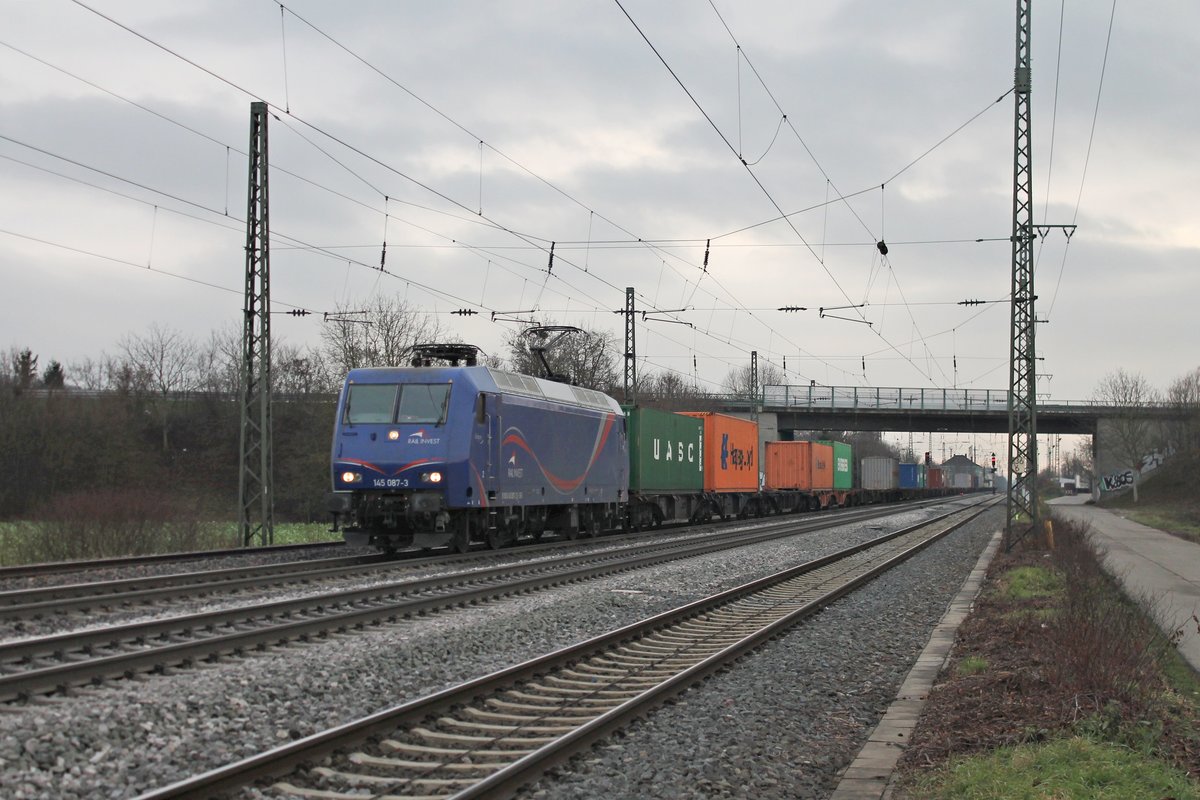 Mit ihrem Containerzug (Weil am Rhein Ubf - Rotterdam Waalhaven) fuhr am 11.12.2016 die SRI/LTE 145 087-3  Babara  durch die Gleisanlagen von Müllheim (Baden) in RIchutng Freiburg (Breisgau).