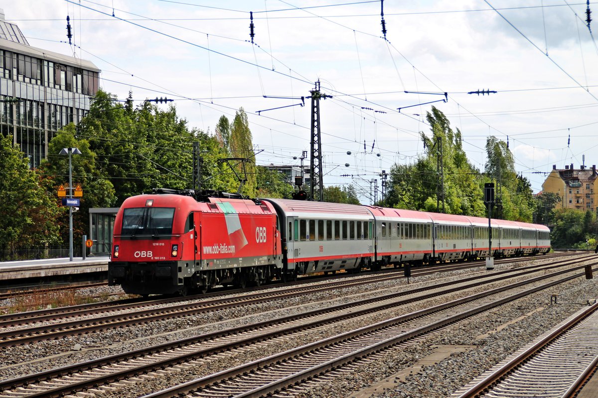 Mit ihrem EuroCity aus Italien fuhr am 25.08.2015 die 1216 015/E190 015 durch München Heimeranplatz in Richtung Zielbahnhof.