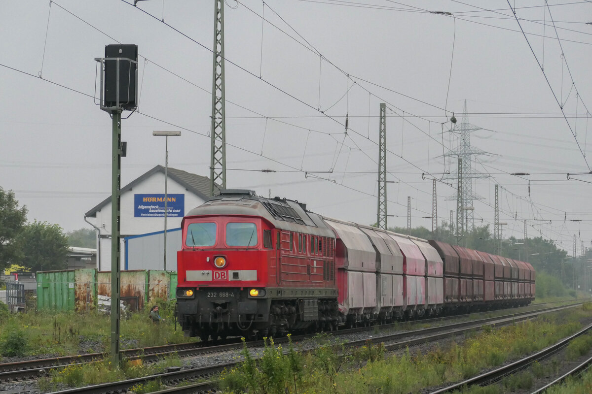 Mit ihrem GAG 60800 am Haken wartete 232 668 am 18.08.2021 in Lintorf auf die Weiterfahrt nach Flandersbach.
