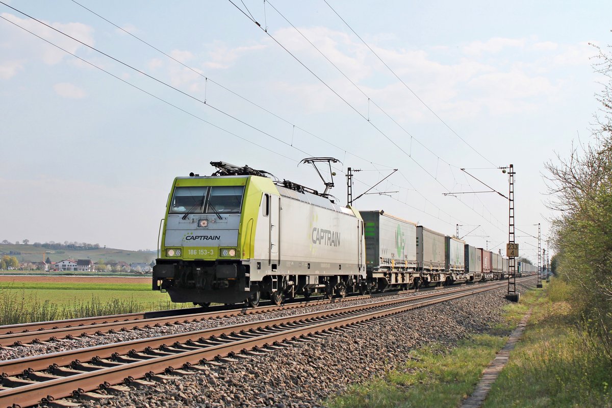 Mit ihrem langen DGS 43558 (Gallarate - Geleen Lutterade) fuhr am Nachmittag des 09.04.2020 die ITL/CCW 186 153-3 nördlich von Hügelheim über die Rheintalbahn durchs Markgräflerland in Richtung Freiburg (Breisgau).