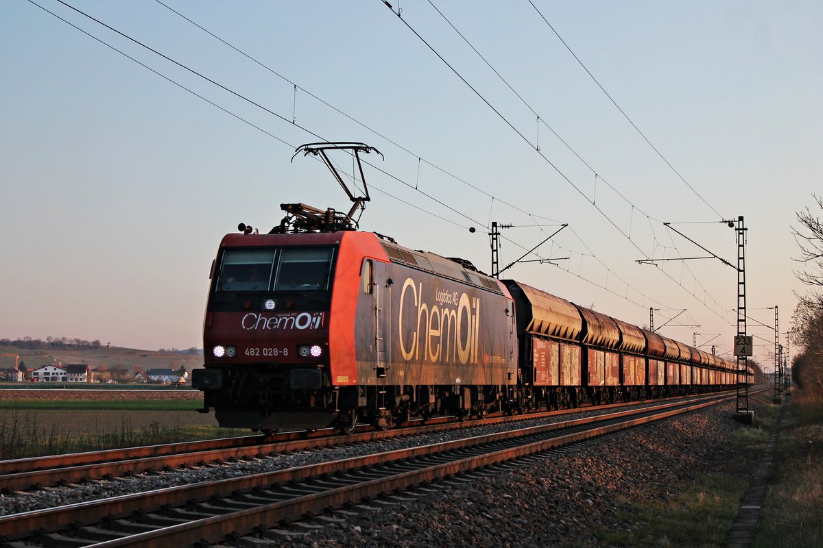 Mit ihrem leeren  Fals -Zug (Basel SBB RB - Karlsruhe Rbf) fuhr am Abend des 02.04.2020 die Re 482 028-8  ChemOil Logisitcs AG  nördlich von Hügelheim im letzten Sonnenlicht über die KBS 702 durchs Markgräflerland in Richtung Freiburg (Breisgau).