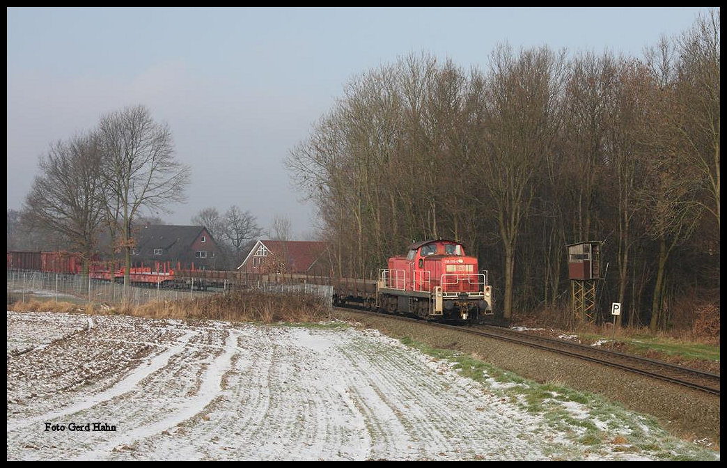 Mit ihrem mittäglichen Güterzug kam am 21.1.2016 die DB 295059 die Steigung am Augustaschacht bei Hasbergen herauf. Der Zug war auf der Hüttenbahn in Richtung Georgsmarienhütte unterwegs. Diese Leistung ist übrigens die einzige täglich an den Wochentagen Mo - Fr, die von der DB gefahren wird!