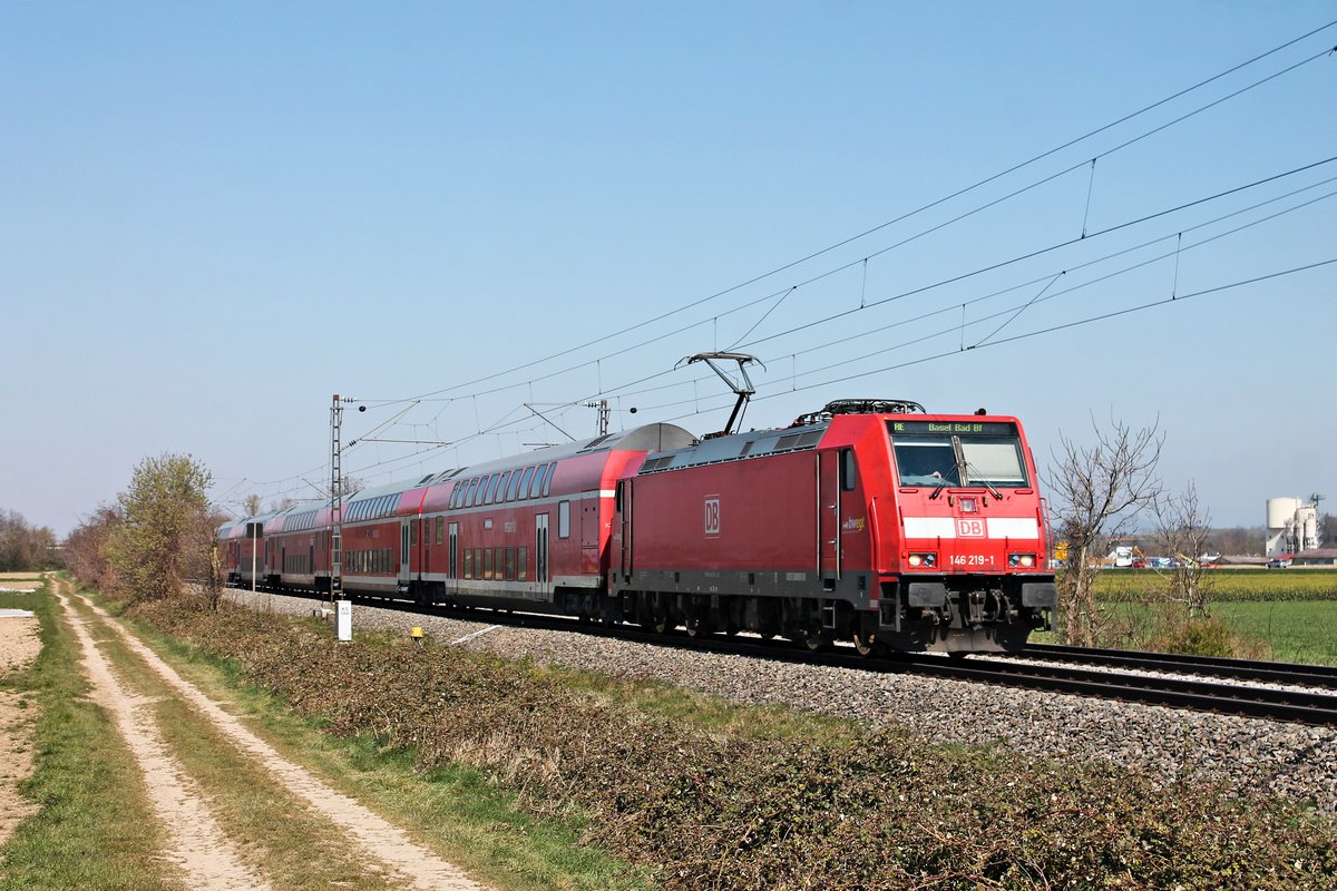 Mit ihrem RE (Freiburg (Brsg) Hbf - Basel Bad Bf) fuhr am frühen Nachmittag des 02.04.2020 die Freiburger 146 219-1 südlich von Buggingen über die KBS 702 durchs Rheintal in Richtung Müllheim (Baden), wo sie ihren nächsten Zwischenhalt einlegen wird.