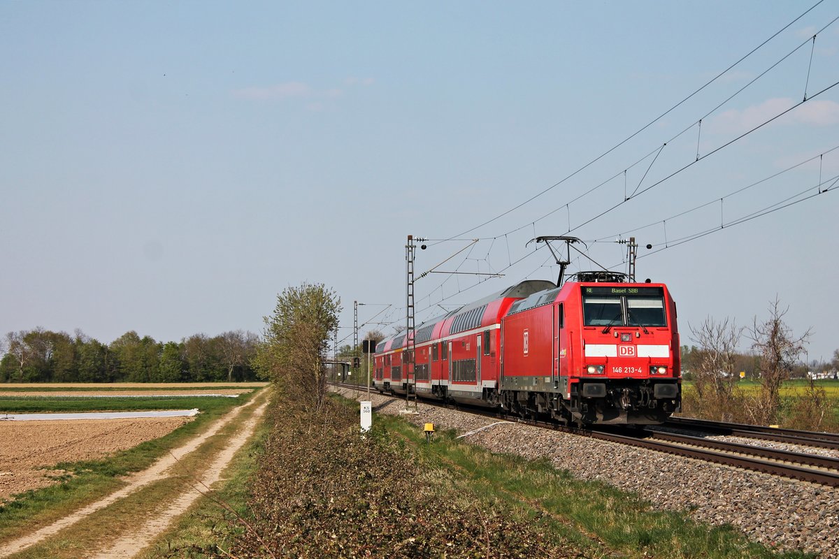Mit ihrem RE (Freiburg (Brsg) Hbf - Basel Bad Bf) fuhr am Nachmittag des 09.04.2020 die 146 213-4 südlich von Buggingen über die Rheintalbahn in Richtung Müllheim (Baden).