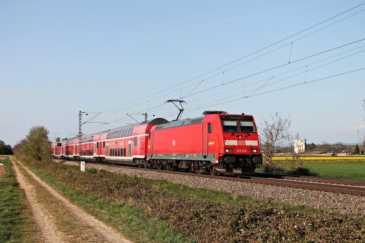 Mit ihrem RE (Freiburg (Brsg) Hbf - Basel Bad Bf) fuhr am spätena Nachmittag des 16.04.2020 die Freiburger 146 204 südlich von Buggingen über die Rheintalbahn in Richtung Müllheim (Baden), wo sie ihren nächsten Halt einlegen wird.