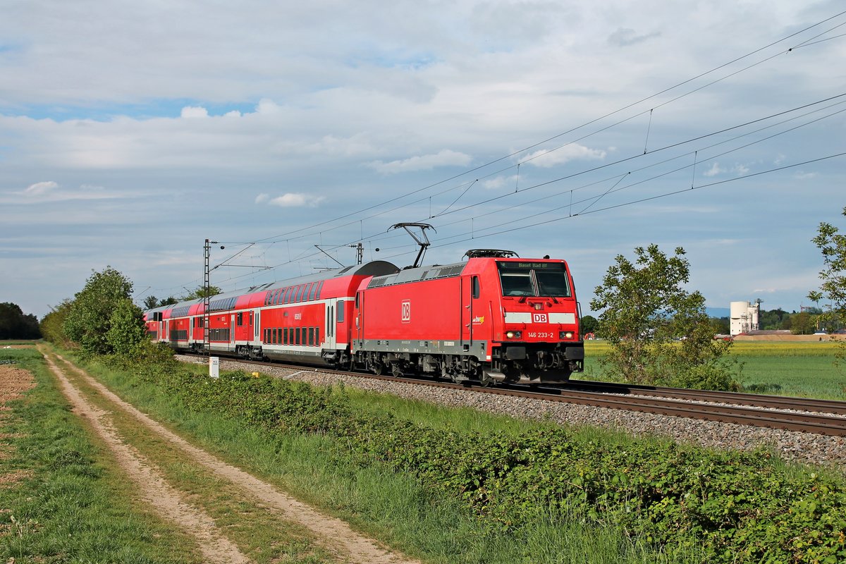 Mit ihrem RE (Freiburg (Brsg) Hbf - Basel Bad Bf) fuhr am späten Nachmittag des 03.05.2020 die Freiburger 146 233-2 südlich von Buggingen über die Rheintalbahn in Richtung Müllheim (Baden), wo sie ihren nächsten Halt einlegen wird.