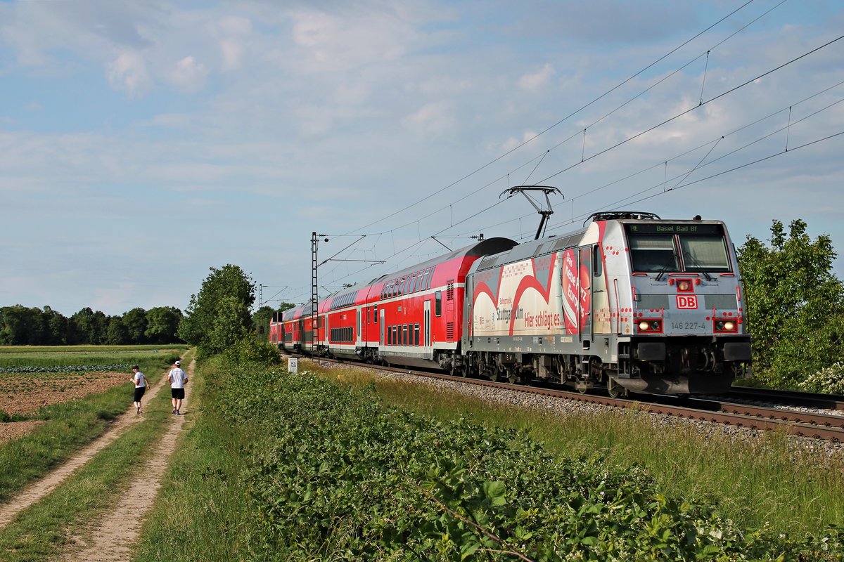 Mit ihrem RE (Freiburg (Brsg) Hbf - Basel Bad Bf) fuhr am frühen Abend des 19.05.2020 die Freiburger 146 227-4  Bahnprojekt Stuttgart-Ulm  bei Buggingen über die KBS 702 durchs Rheintal in Richtung Schweiz.