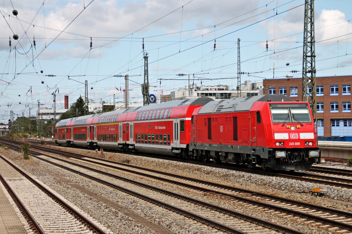 Mit ihrem RE (München Hbf - Mühldorf) fuhr am 25.08.2015 die Mühldorfer 245 009 durch München Heimeranplatz in Richtung Ostbahnhof.