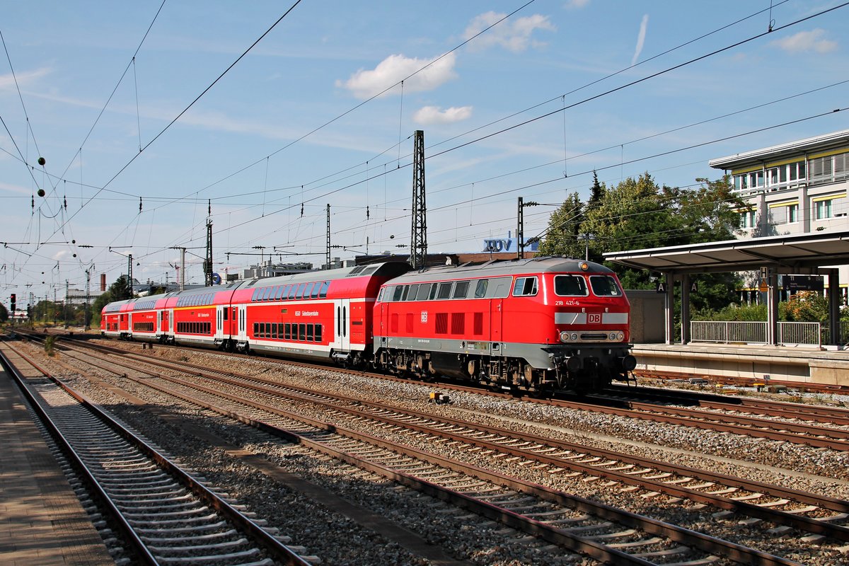 Mit ihrem RE (München Hbf - Mühldorf) fuhr am 25.08.2015 die glänzende Mühldorfer 218 421-6 durch München Heimeranplatz gen Ostbahnhof.