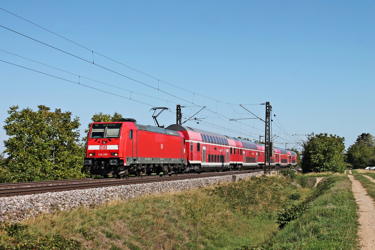 Mit ihrem RE (Offenburg - Basel Bad Bf) fuhr am 12.09.2018 die Freiburger 146 206 auf Höhe von Hügelheim durchs Rheintal in Richtung Müllheim (Baden), wo sie ihren nächsten Zwisachenhalt auch einlegen wird.