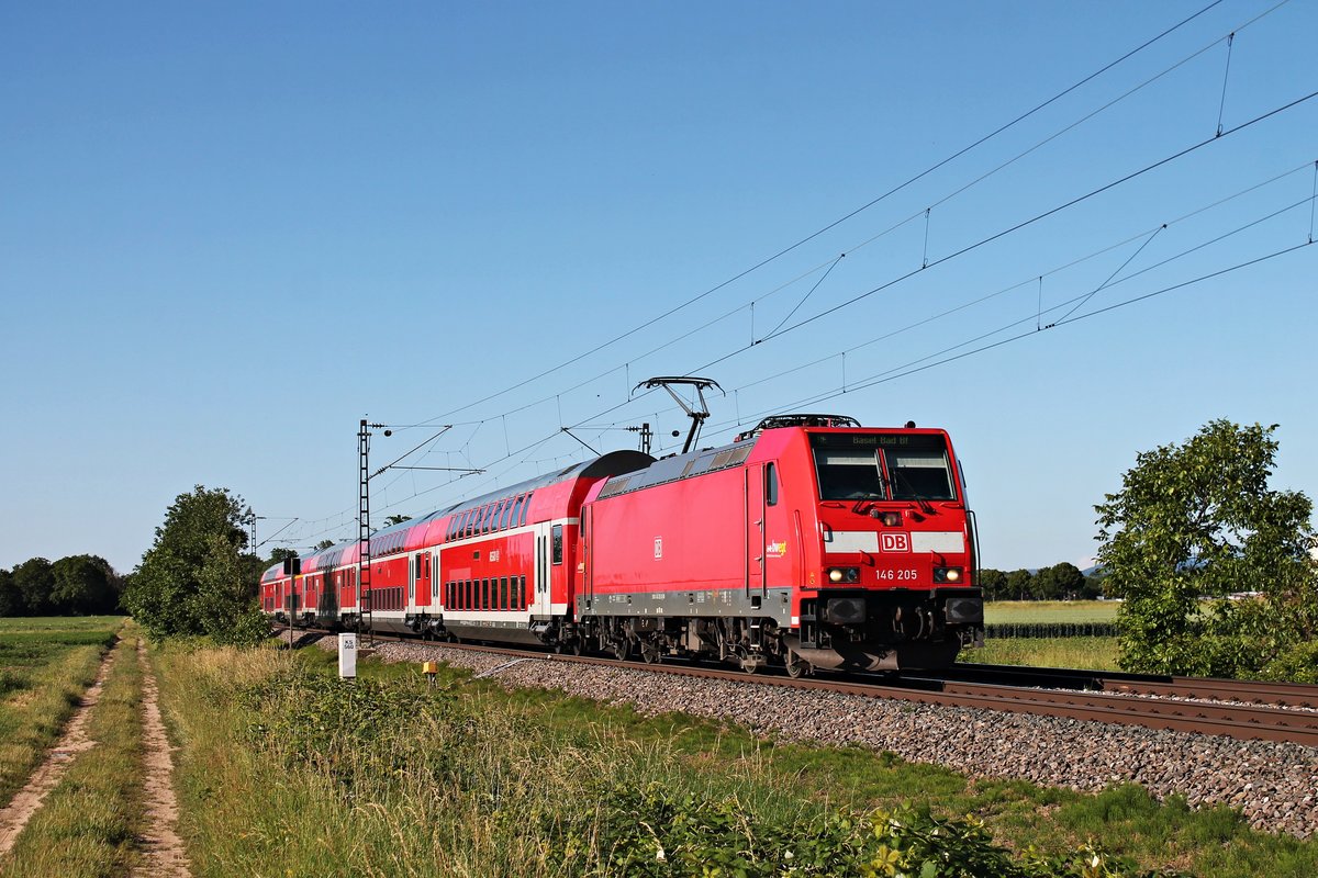 Mit ihrem RE (Offenburg - Basel Bad Bf) fuhr am Abend des 13.06.2019 die Freiburger 146 205 südlich von Buggingen über die KBS 703 durchs Markgräflerland in Richtung Müllheim (Baden).