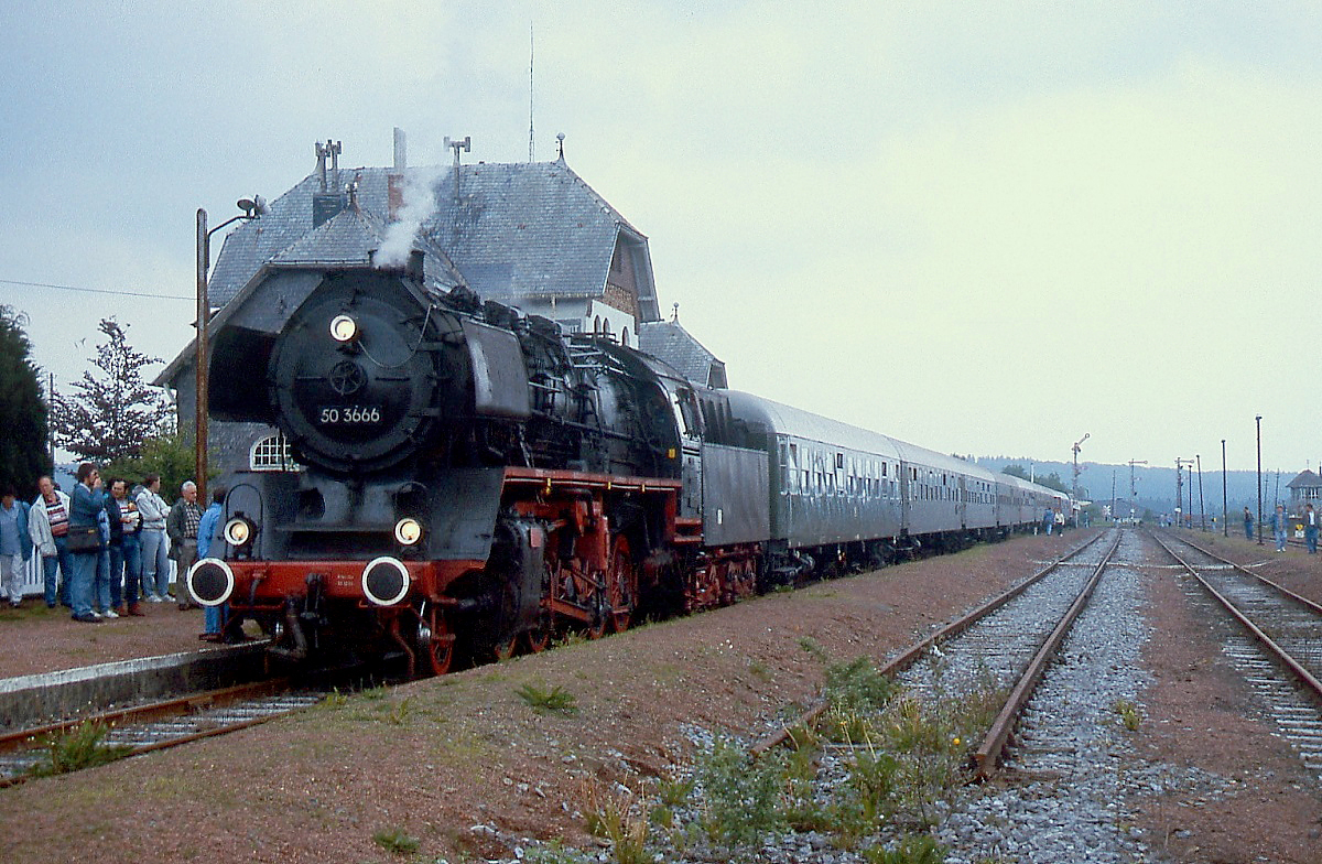 Mit ihrem Sonderzug ist 50 3666 im Frühjahr 1994 im Bahnhof Sourbrodt angekommen, unterstützt wurde sie dabei von der V 200 033 am Zugschluss
