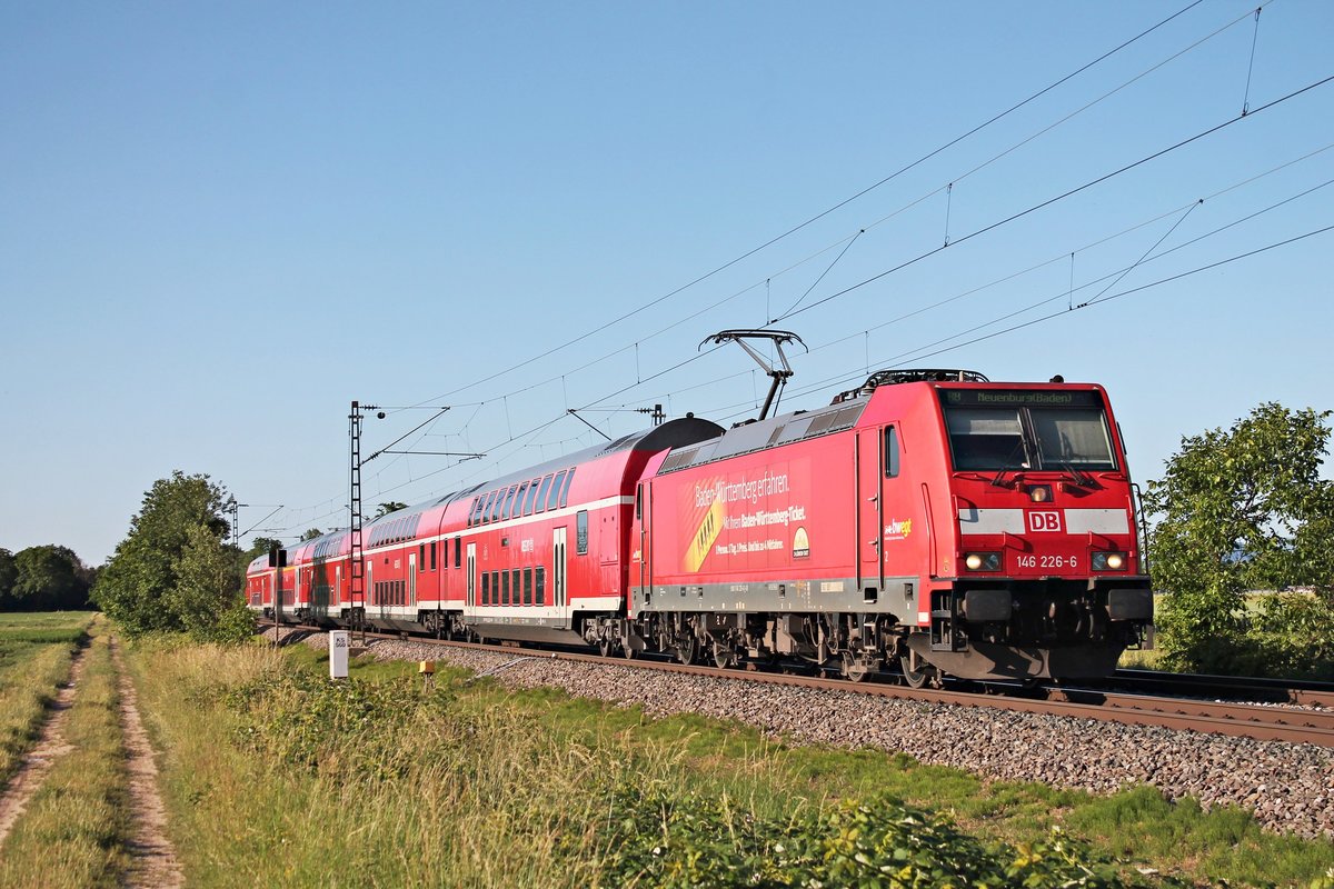 Mit ihrer RB (Offenburg - Neuenburg (Baden)) fuhr am Abend des 13.06.2019 die Freiburger 146 226-6  Baden Württemberg erfahren  südlich von Buggingen, wo sie im dortigen Haltepunkt einen Zwischenstop eingelegt hatte, über die Rheintalbahn in Richtung Müllheim (Baden).