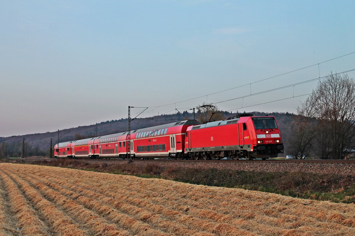 Mit ihrer RB (Offenburg - Neuenburg (Baden)) fuhr am Abend des 27.03.2020 die 146 203 bei Sexau über die Rheintalbahn am Schwarzwald vorbei in Richtung Denzlingen, wo sie ihren nächsten Zwischenhalt einlegen wird.