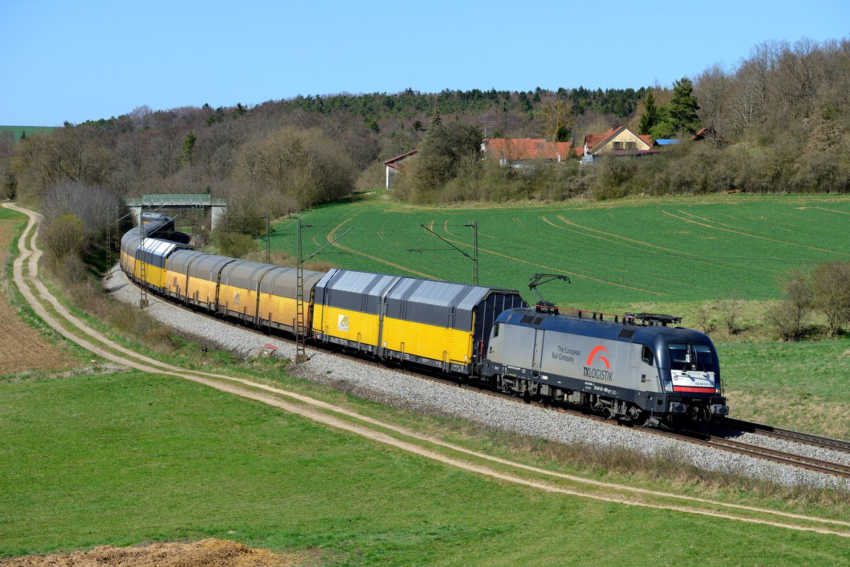 Mit ihrer silbernen Belebung an den Seitenwänden wirkt die für TXL fahrende ES 64 U2 - 029 attraktiver als die übrigen rein-schwarzen Dispoloks. Am 15. April 2015 brachte sie den DGS 75737 von Bremerhaven Kaiserhafen nach Dingolfing und konnte mit ihrem aus gelben ARS Autotransportwagen bestehenden Ganzzug bei Edlhausen aufgenommen werden.