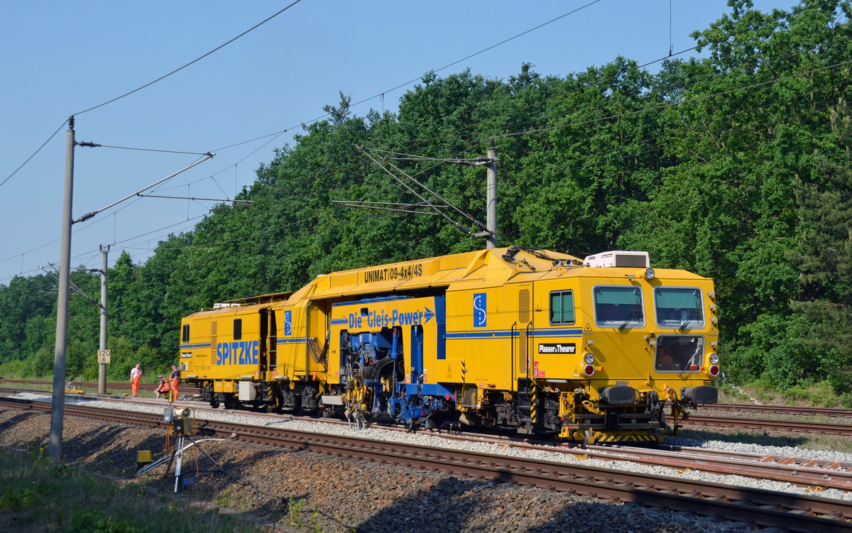 Mit einer ihrer Weichenstopfmaschinen stopfte Spitzke am 05.06.16 die neu eingebaute Weiche in Burgkemnitz. 