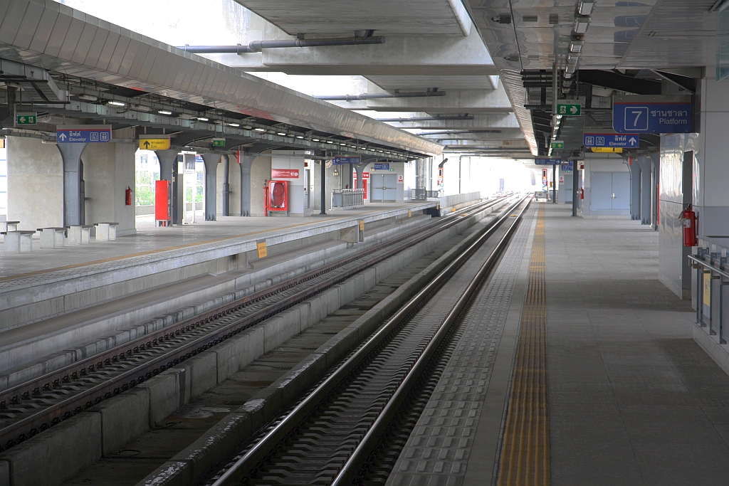 Mit der Inbetriebnahme der Krungthep Aphiwat Station der SRT (vorher Bang Sue Grand Station genannt) am 19.Jänner 2023 wurde unter anderem auch die alte Don Muang Station aufgelassen. Alle Züge der Northern und North Eastern Line halten nun in der 400 Meter südlicher gelegenen neuen Don Muang Station in Hochlage. - Das Bild vom 30.März 2023 zeigt die beiden Bahnsteige der neue SRT Don Muang Station. Eine Etage höher befindet sich die SRTET Don Muang Station.