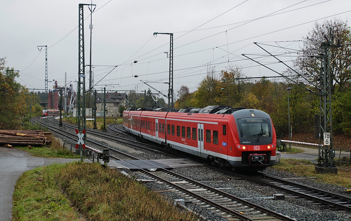 Mit der Inbetriebnahme der Oberen Jagstbahn nach Crailsheim im Jahre 1866 wurde der drei Jahre zuvor eröffnete, nördlich von Aalen an der Remsbahn gelegene Bahnhof Goldshöfe zum Keilbahnhof, links geht es nach Crailsheim, rechts über die Riesbahn nach Donauwörth. Am 25.10.2018 verlässt 440 535-3 den Bahnhof in Richtung Aalen.