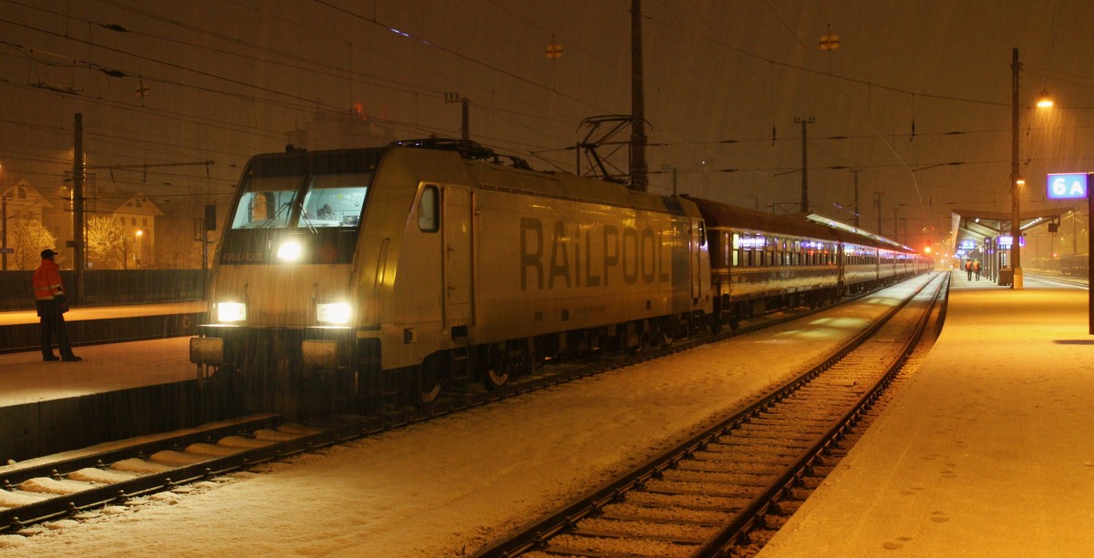Mit insgesamt 12 Wagen steht die 185 691-3 von Railpool nun Abfahrt bereit im Bahnhof Wörgl. Der Zug ist auf der Rückfahrt von Mallnitz Obervellach/Bludenz nach Hamburg. In Wörgl wurde der Zug zusammengesetzt. Aufgenommen am Abend des 17.1.2015 bei starkem Schneefall.