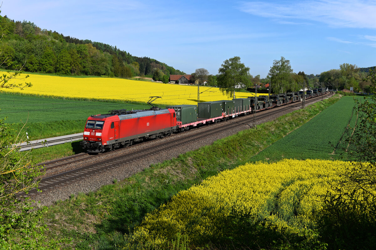 Mit einer interessanten Sonderleistung konnte am 11. Mai 2021 die 185 044 von DB Cargo bei Einöd in Niederbayern beobachtet werden. Ein schwerer Militärzug wurde in Richtung Österreich befördert. 
