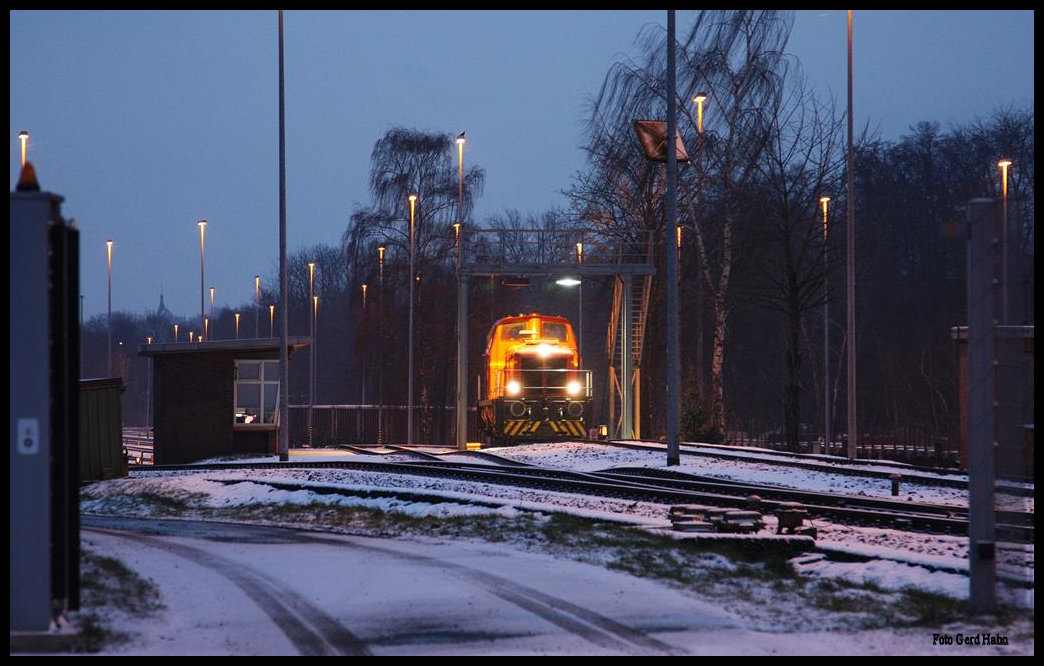 Mit interessanter Außenbeleuchtung kam mir Lok 2 der Georgs Marien Hütten Eisenbahn am 20.01.2016 im Werkbahnhof des Stahlwerks in Georgsmarienhütte vor die Kamera.
Das geöffnete Werktor zum Rangierbahnhof ermöglichte diese Einstellung.
