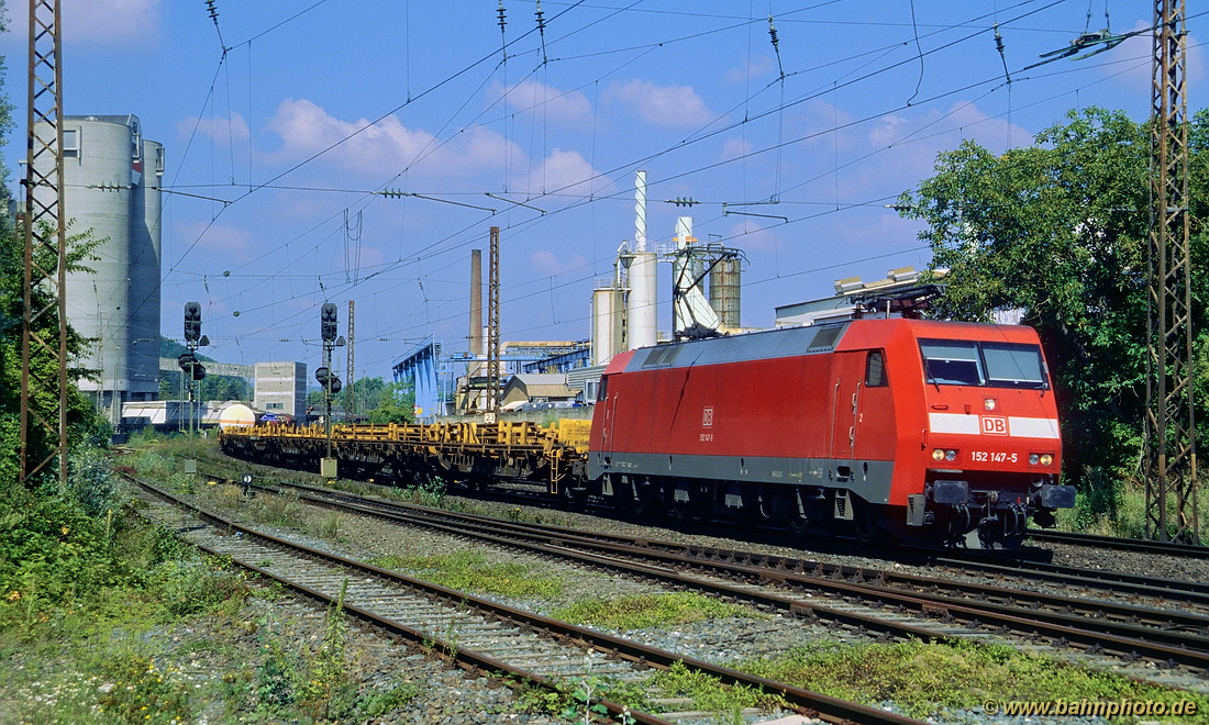Mit IRC 51065 nach Nürnberg am Haken legt sich 152 147-5 in der Südausfahrt von Karlstadt/Main am 17.08.2005 in die Kurve