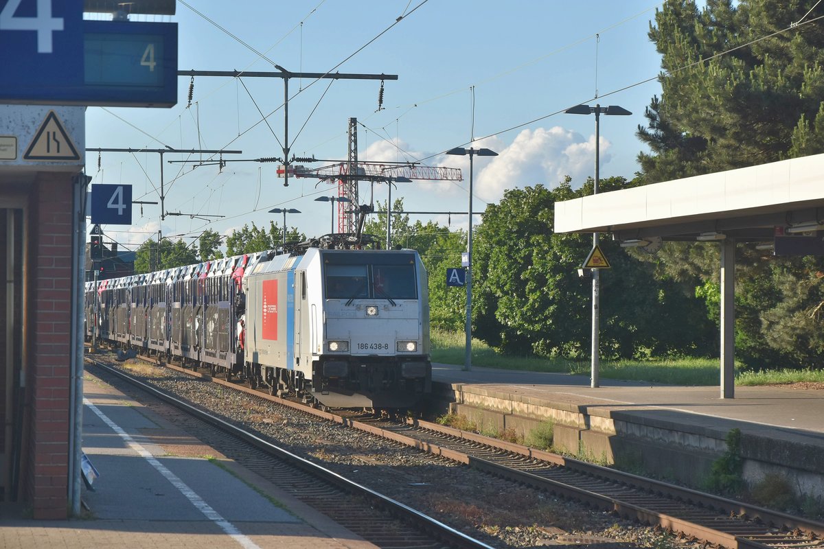 Mit jeder Menge Fiat 500 im Rücken ist hier die 186 438-8, einer von Railpool geleasten Lok der Crossrail in Rheydt Hbf bei der Durchfahrt auf Gleis 3 in Richtung Aachen zu sehen.