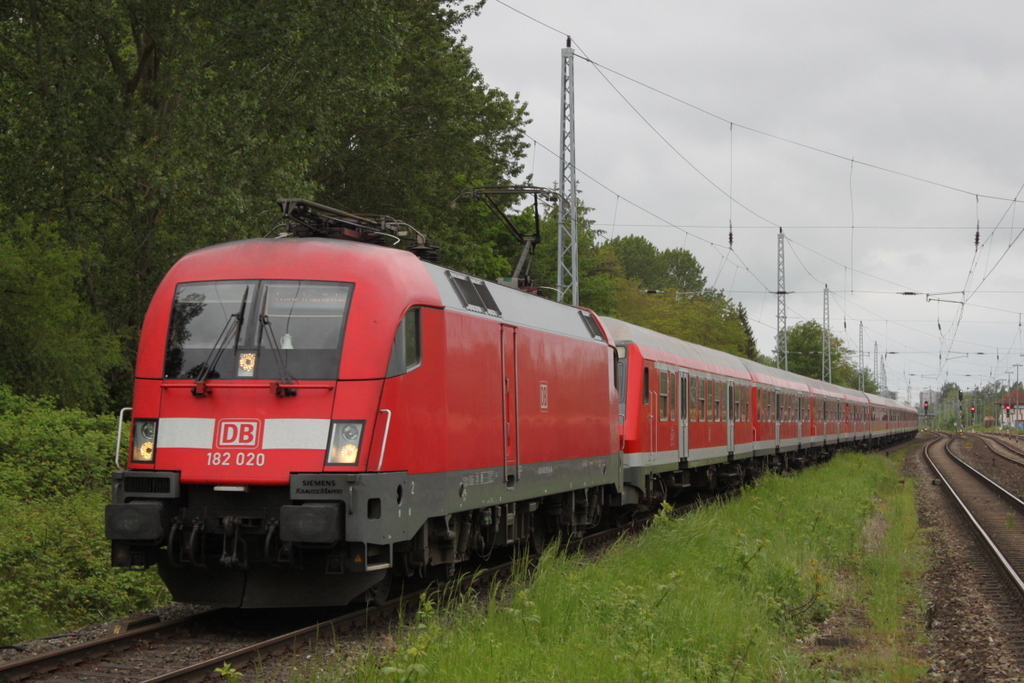 Mit Kaffeekanne an Bord passierte 182 020 mit dem 2.Kreuzfahrer Sonderzug von Warnemünde nach Berlin-Ostbahnhof den Haltepunkt Rostock-Bramow am Morgen des 25.05.2017