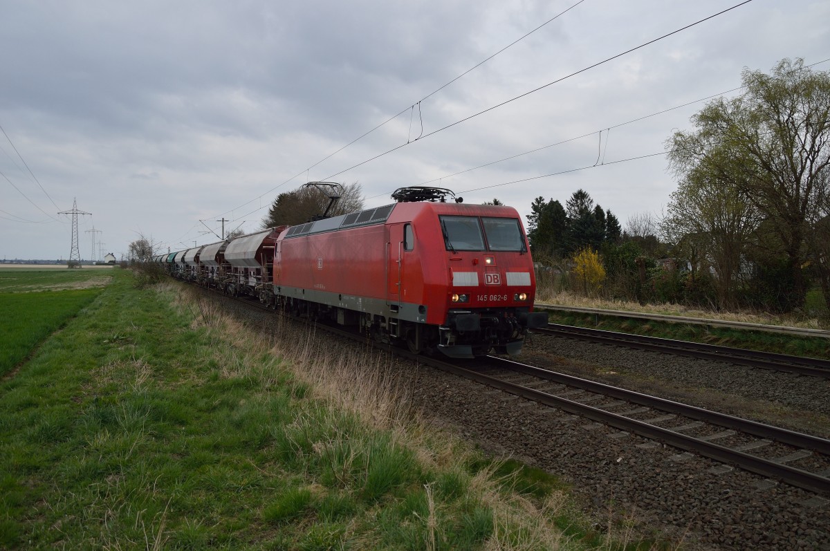 Mit Kalkwagen kommt die 145 062-6 mit einem Kalkwagenzug nach Belgien durch Herrath am heutigen Samstag den 11.4.2015 gefahren.