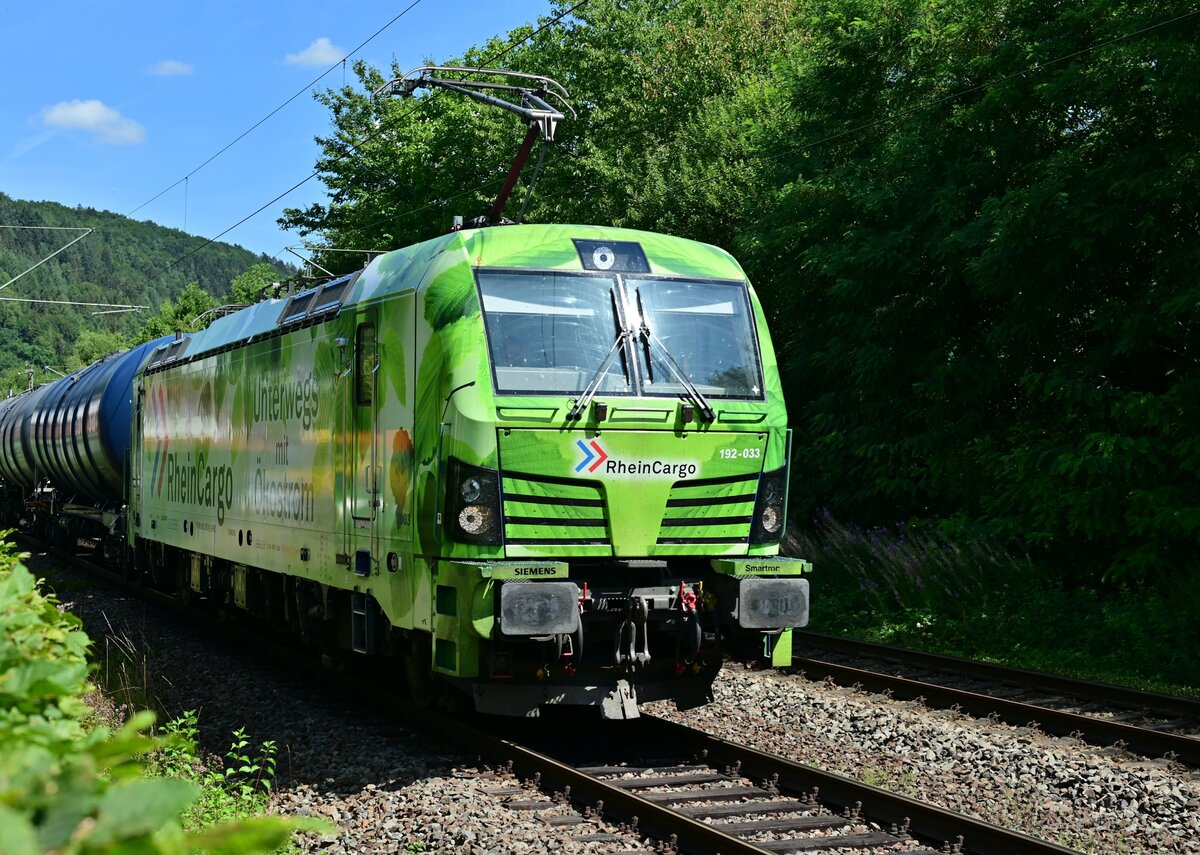 Mit Kesselwagen am Haken kommt die RHC 192 033-9 durch Neckargerach gen Mosbach-Neckarelz gefahen am Dienstag des 2.8.2022
